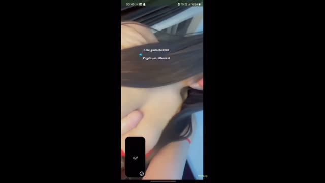 Kırmızı Üstü Açıp Göğüs Arasına Sokuyor · - Türk Porno