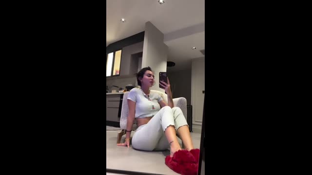 Ece Ronay: Kirazli Crop Mutfak Koltuk Selfie - Türk İfşa Videoları