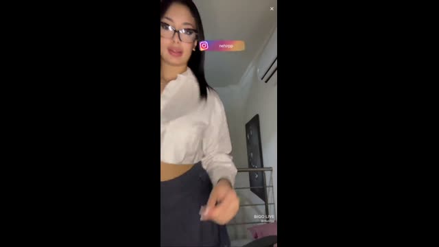 Beyaz Gomlek Siyah Etekle Kalça Kivirtma · - HD Porno İzle
